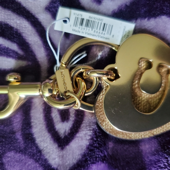 Coach -  Signature Heart Key Ring - Picture 7 of 7
